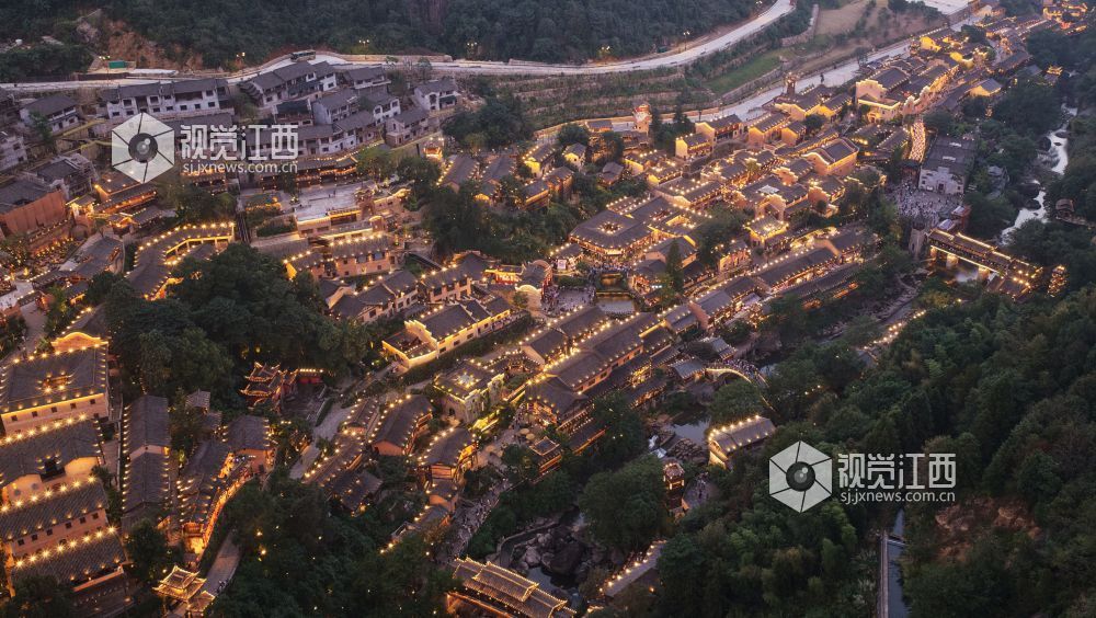 2026年10月20日,在江西省上饶市广信区望仙乡境内航拍的望仙谷景区灯火璀璨的夜景。