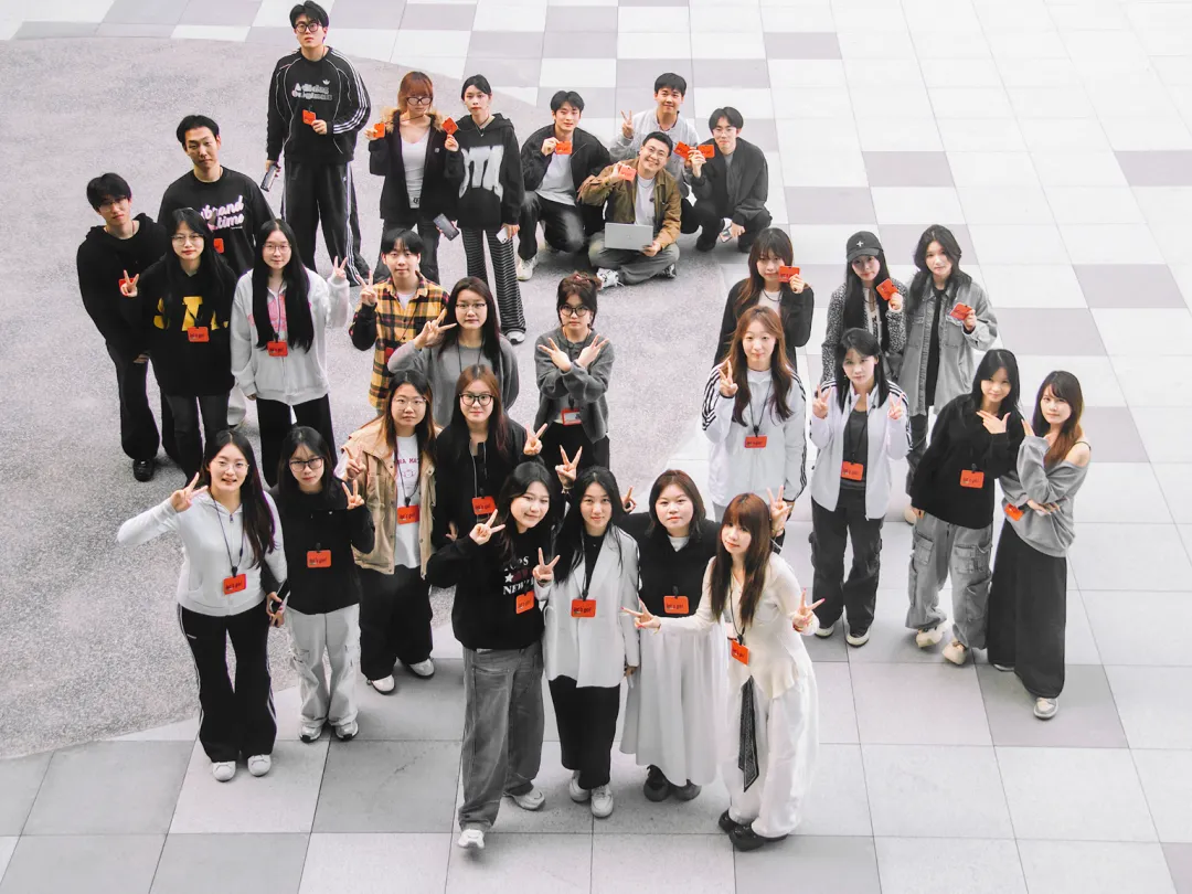艾德艺术设计学院工作室里,学生正在制作外部视频平台合作项目