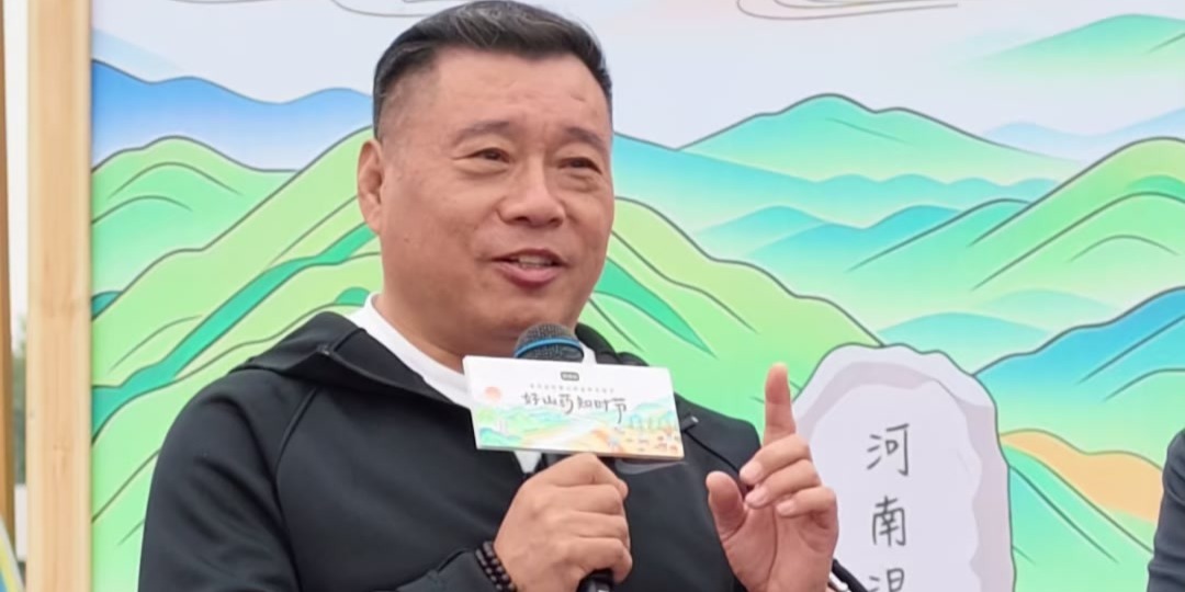 张宝山霜降采挖季现场，解家河南菜品牌创始人解中杰即兴赋诗点赞铁棍山药