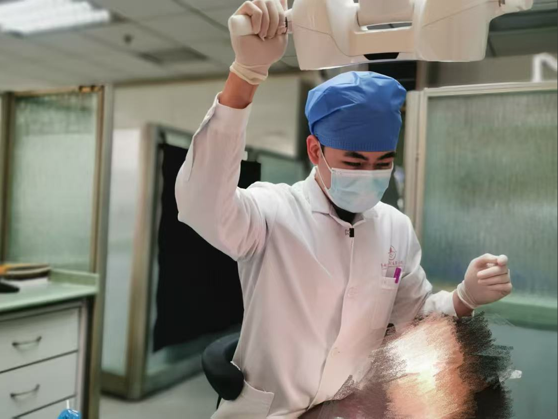 图：孔祥灏在手术中