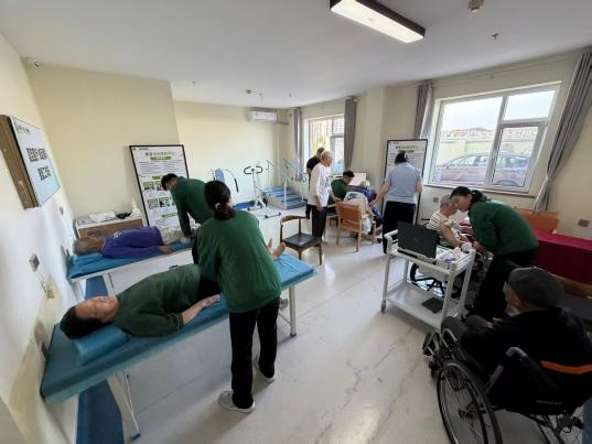 夏至医疗・城运颐养重阳公益行: 把专业康复送到长者身边