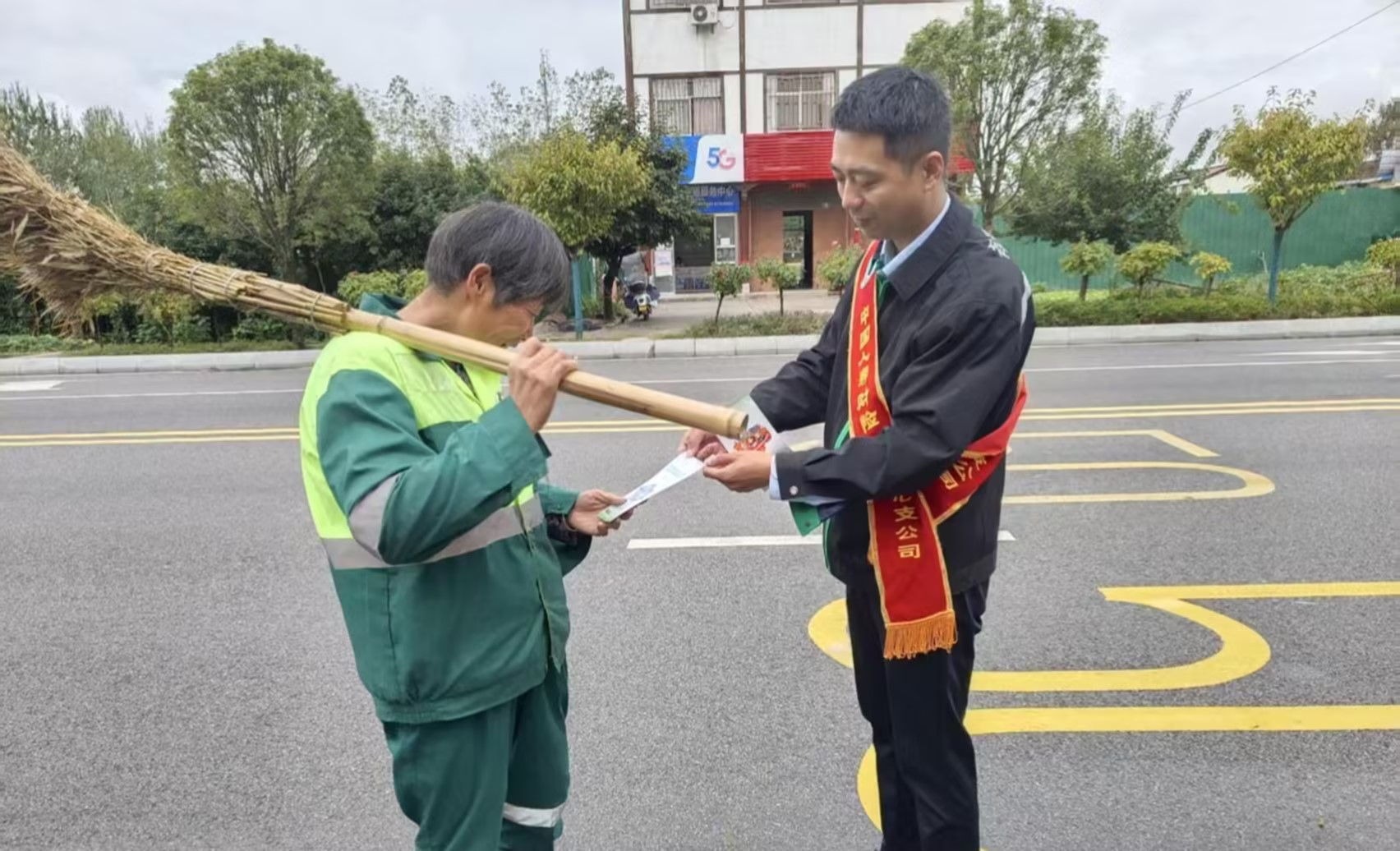 警保联动护国庆 暖心服务伴出行——国寿财险汉中中支全力守护节日平安路
