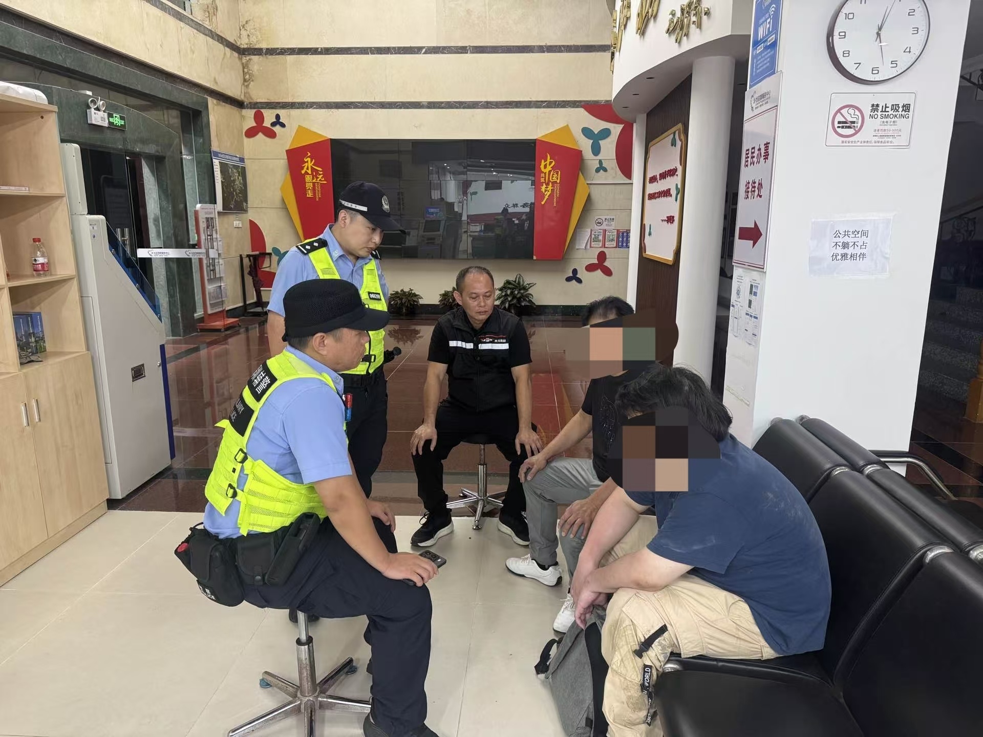 大鹏办事处水头社区:深夜滩涂暖心劝导,成功挽救轻生男子