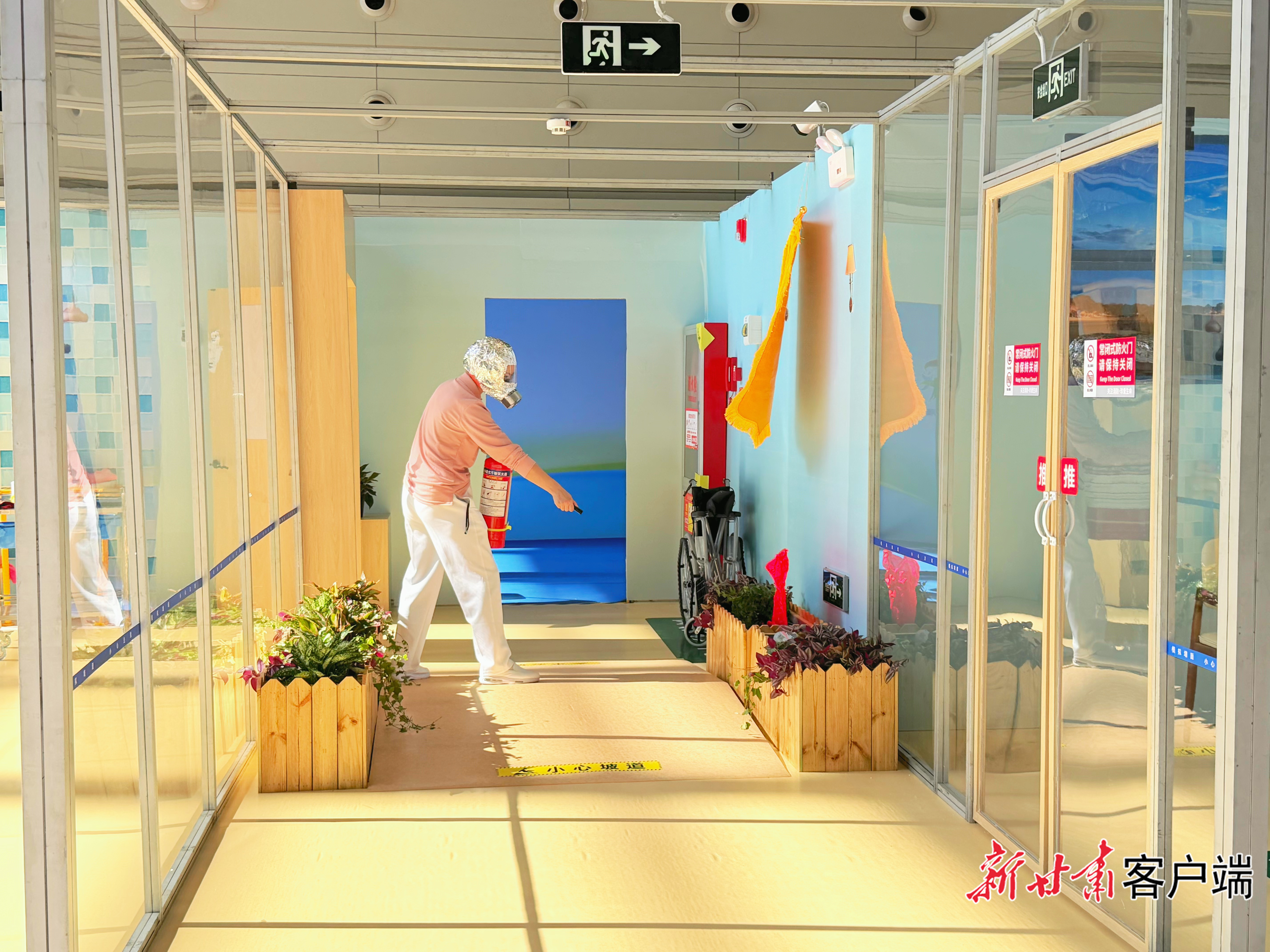 参赛选手进行消防安全应急处置。