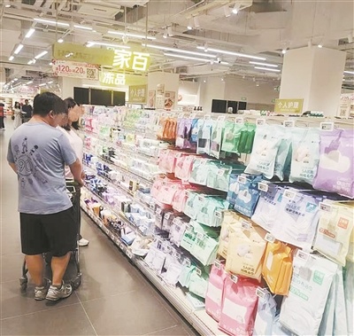 市民在超市选购次抛用品