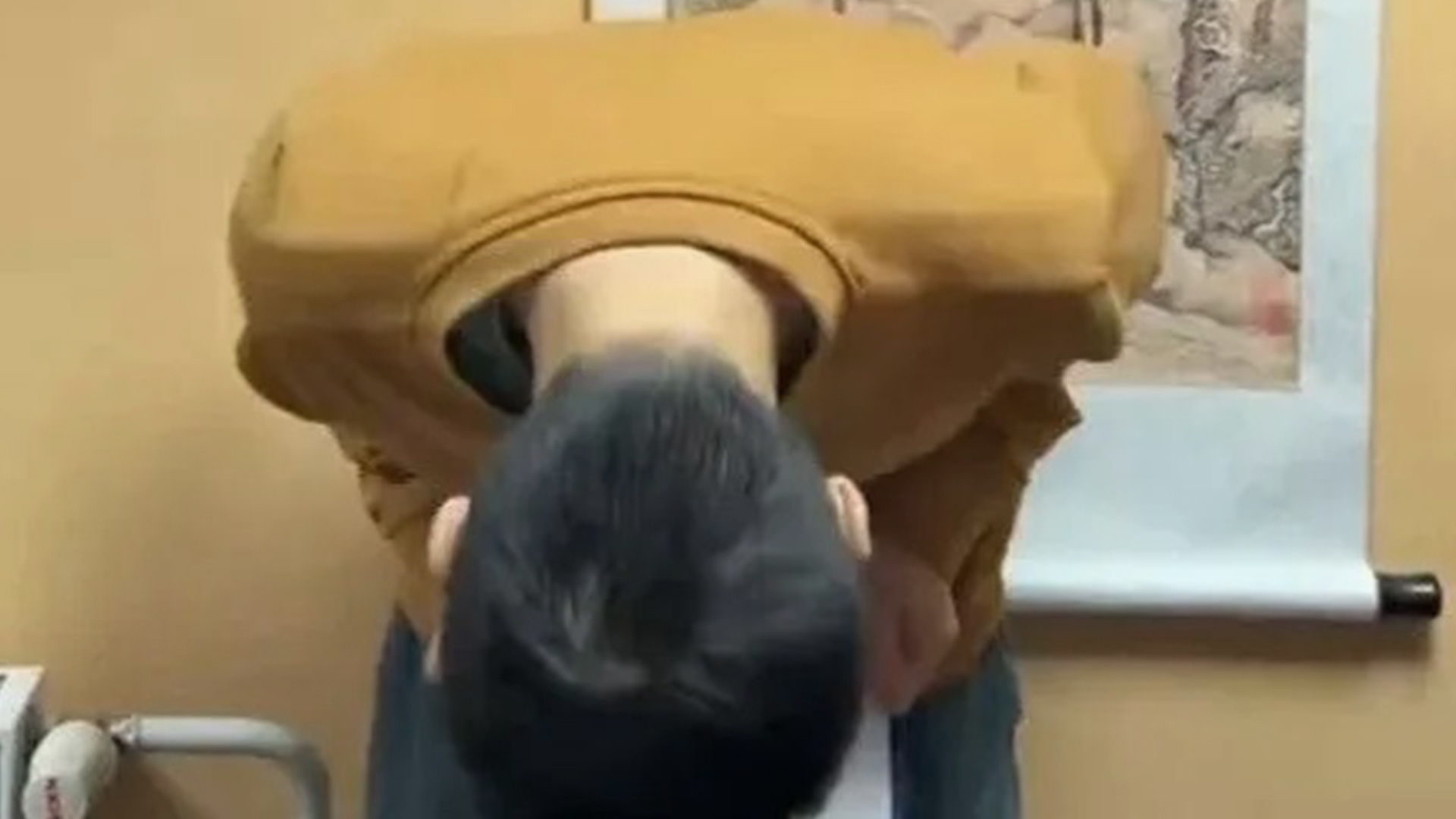 中国留学生在莫斯科大学课堂身披旭日旗，本人鞠躬道歉，钧正平批：无论身处哪个国家，为军国主义张目都是对人类良知的公然冒犯