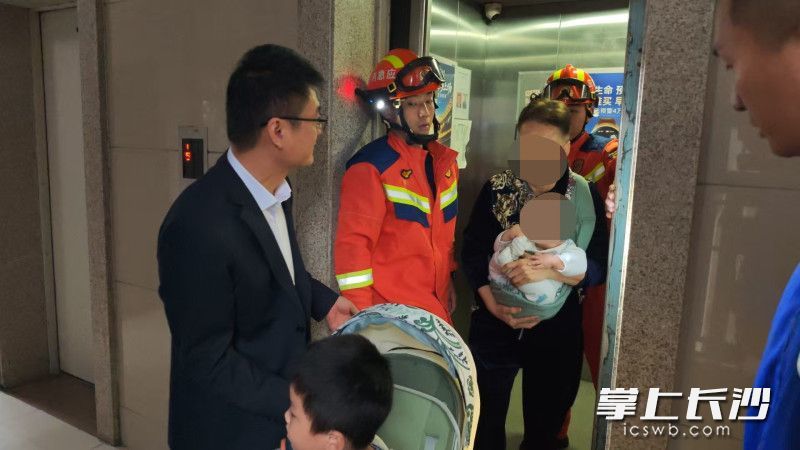 消防员成功将被困人员救出。 长沙晚报通讯员 谢周岑 摄