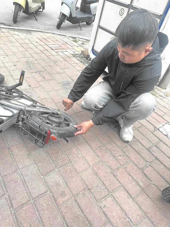 ▶王书明修理电动车 受访者提供