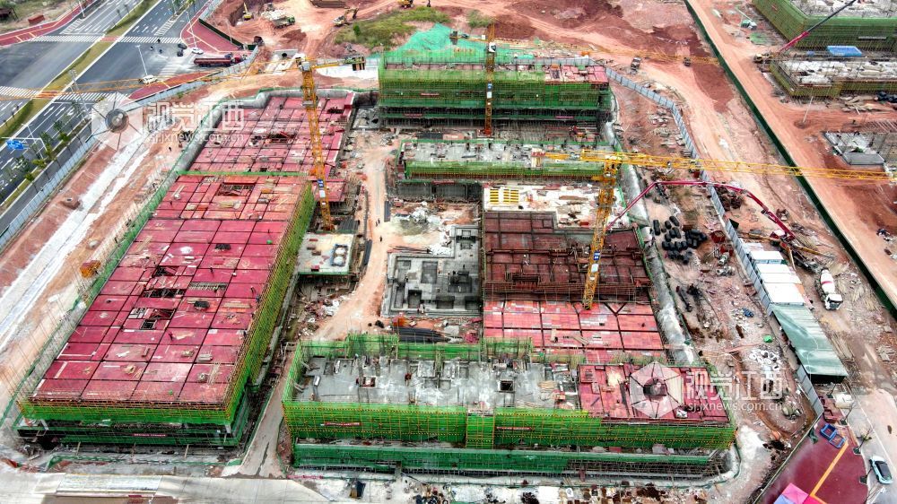 2026年10月22日,江西遂川高铁新区遂川中学(二部)项目建设正酣,施工现场机械轰鸣,多栋建筑同步推进主体施工。