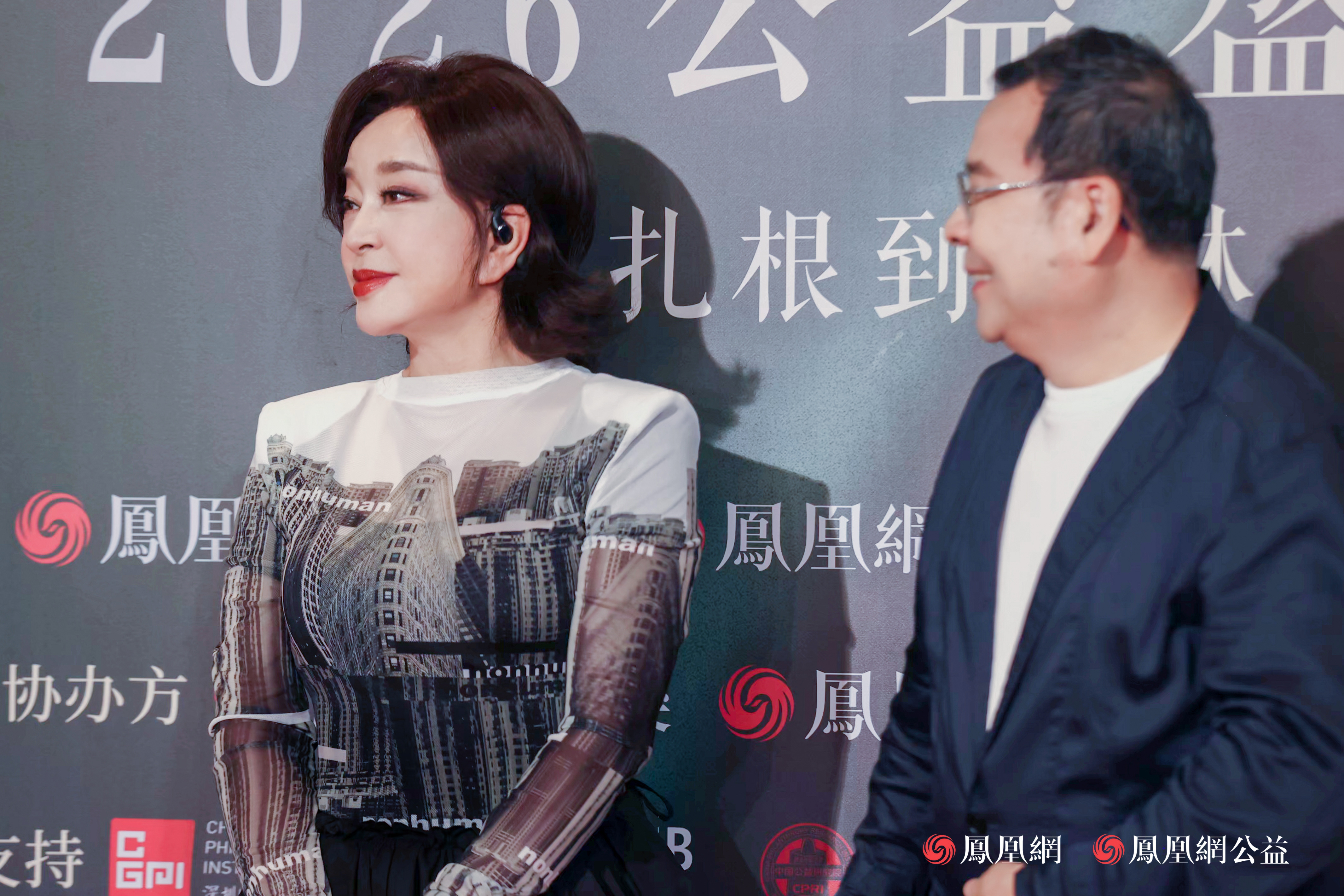 刘晓庆在红毯上。