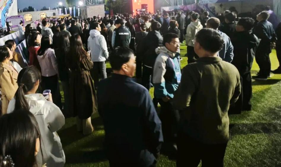 (现场前来观赛的观众)