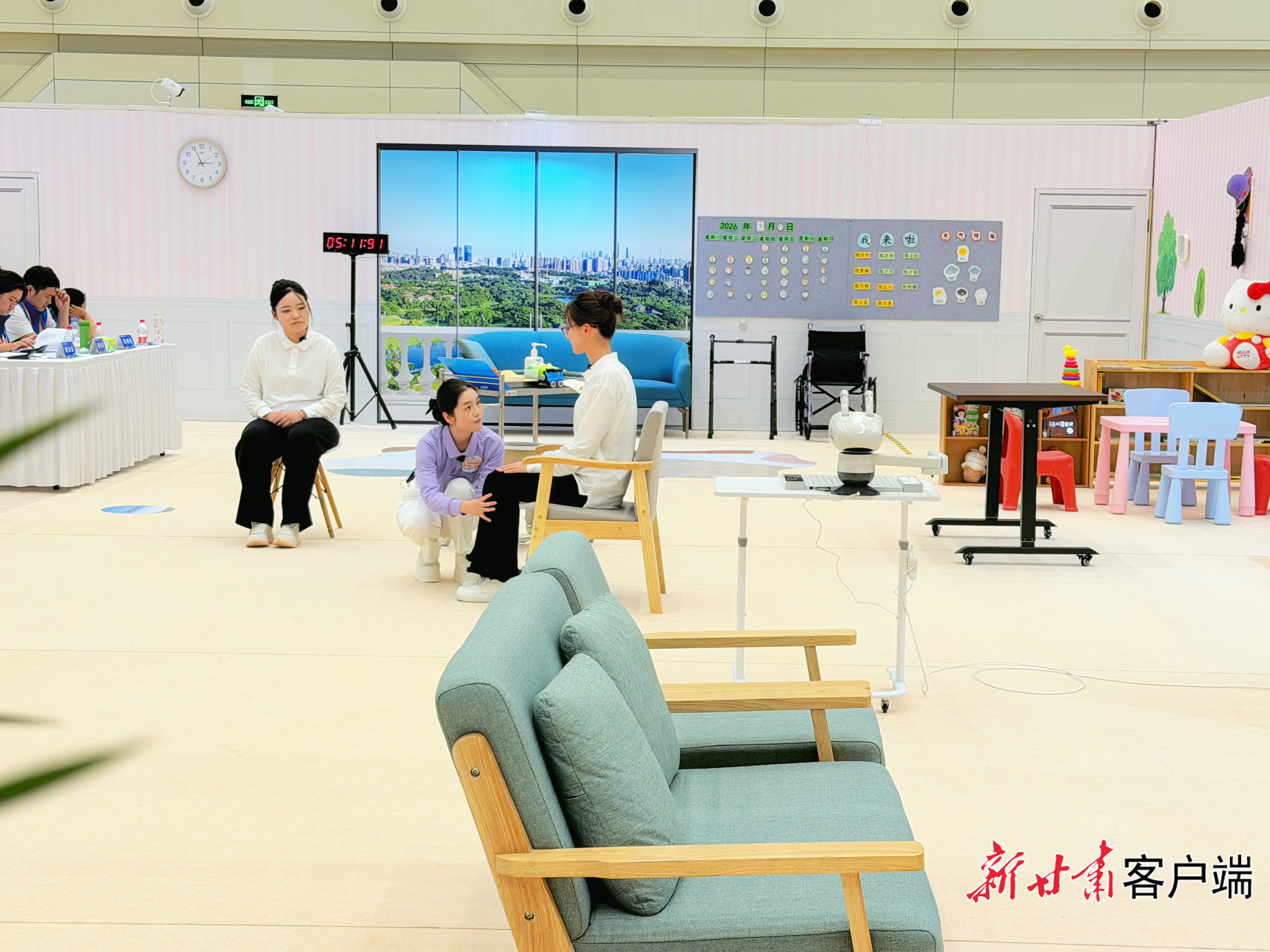我省孤残儿童护理员参赛选手李洋洋正在完成赛项考核。