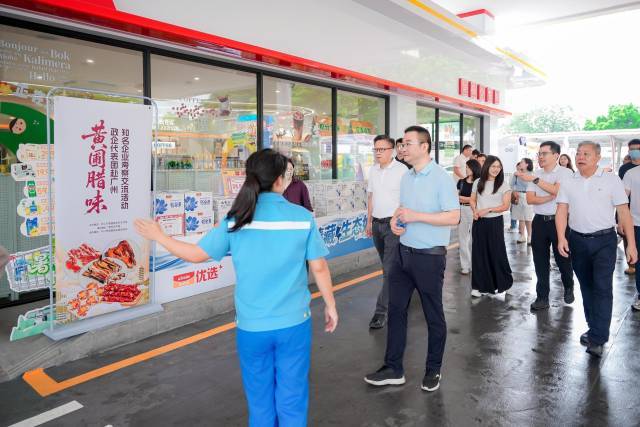 代表团走进赤沙加油站昆仑好客门店。