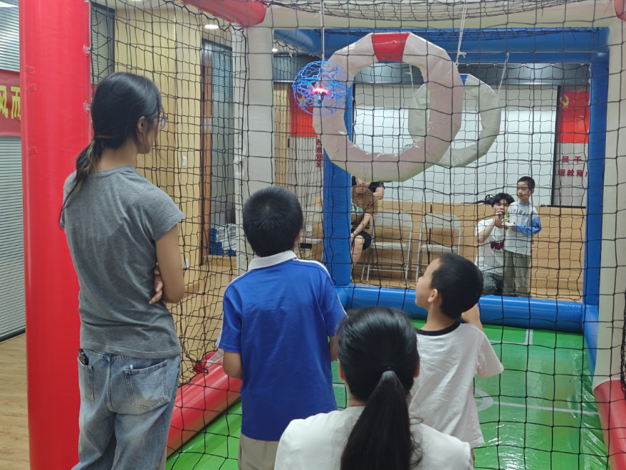老师带领孩子们进行无人机实战