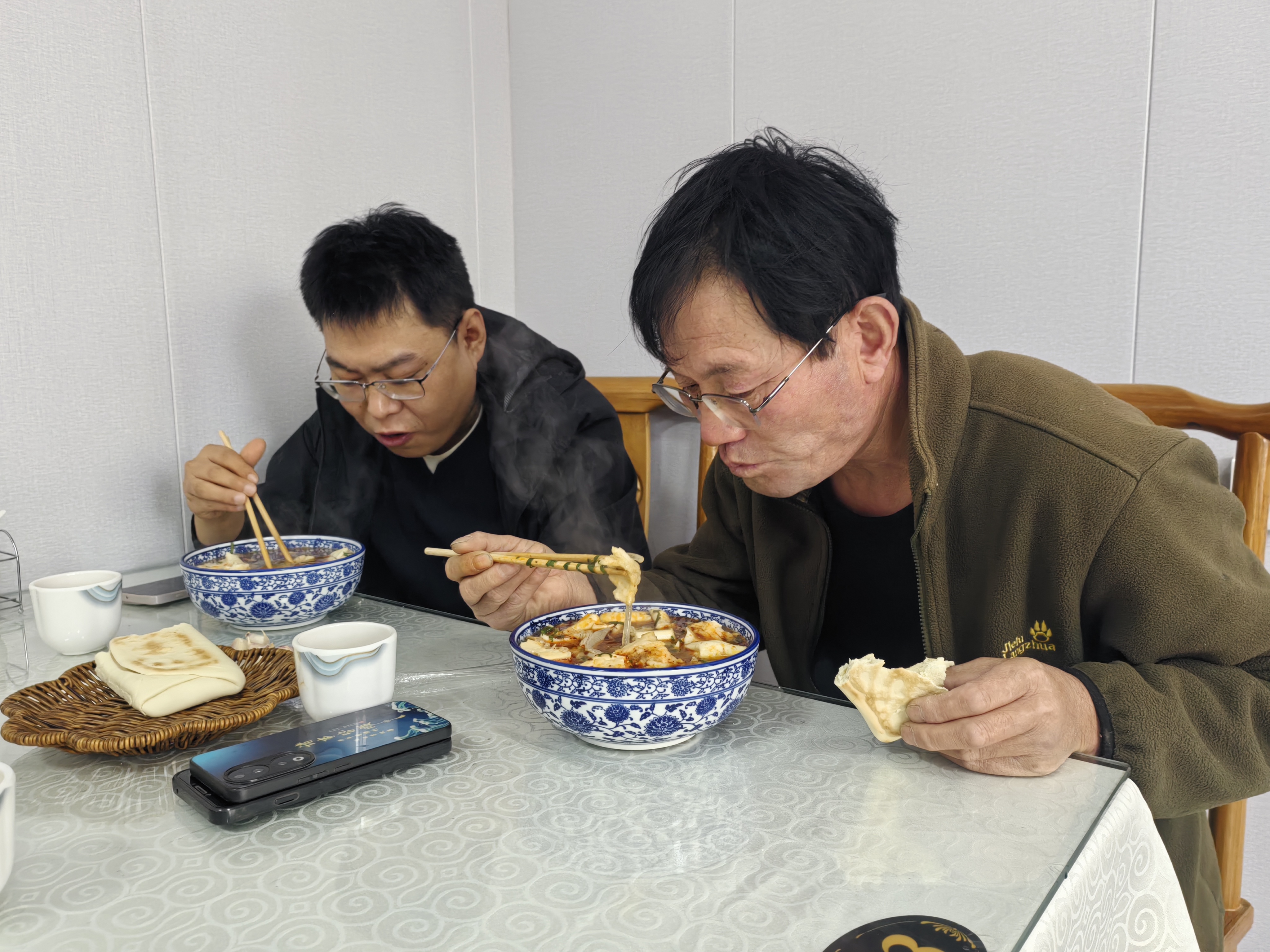当地群众在家门口吃上了味道鲜美的“牛肉泡”