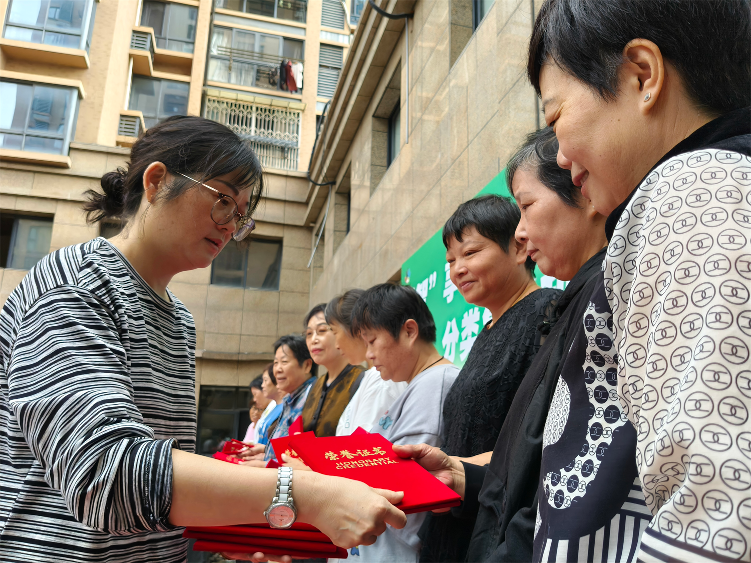 垃圾分类“开卡啦”!福明和城社区低碳市集热闹开市