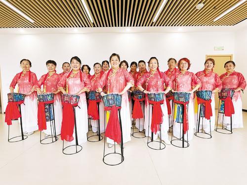 10月13日,张家口市下花园区壹家优选养老服务中心,来自北京的老人在练习非洲鼓。本报记者 许卫兵摄