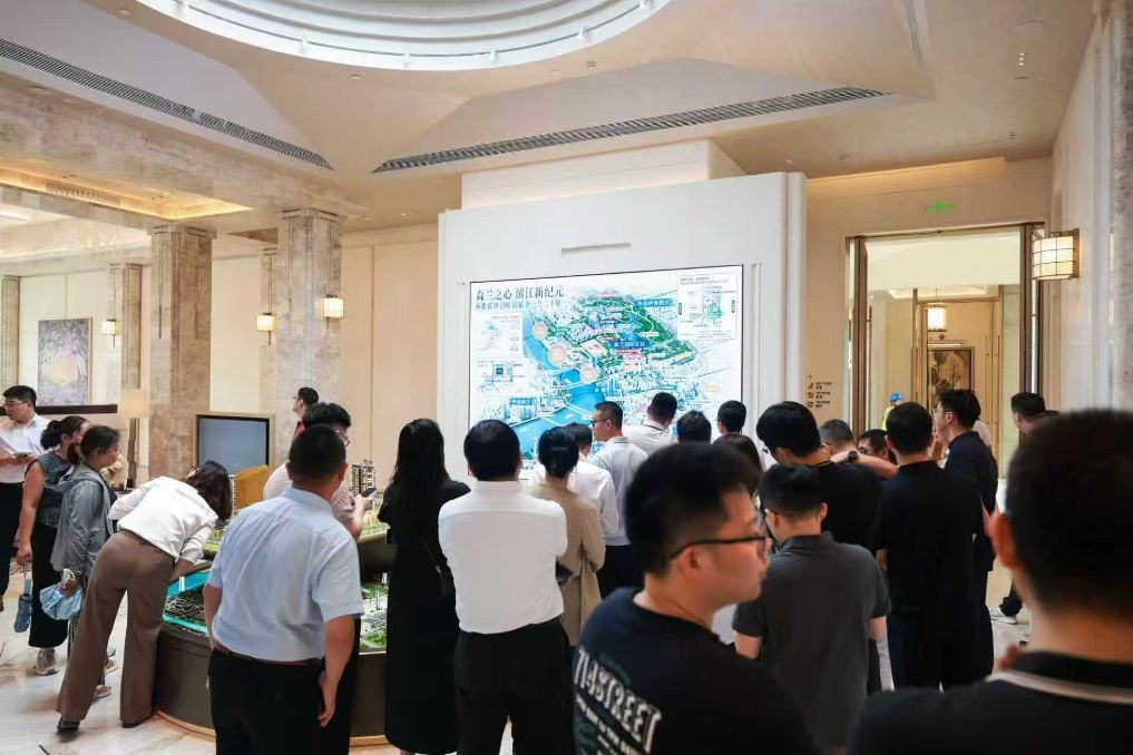 9月底,众多购房者来到上海一房产营销中心,咨询产品详情。(受访者供图)