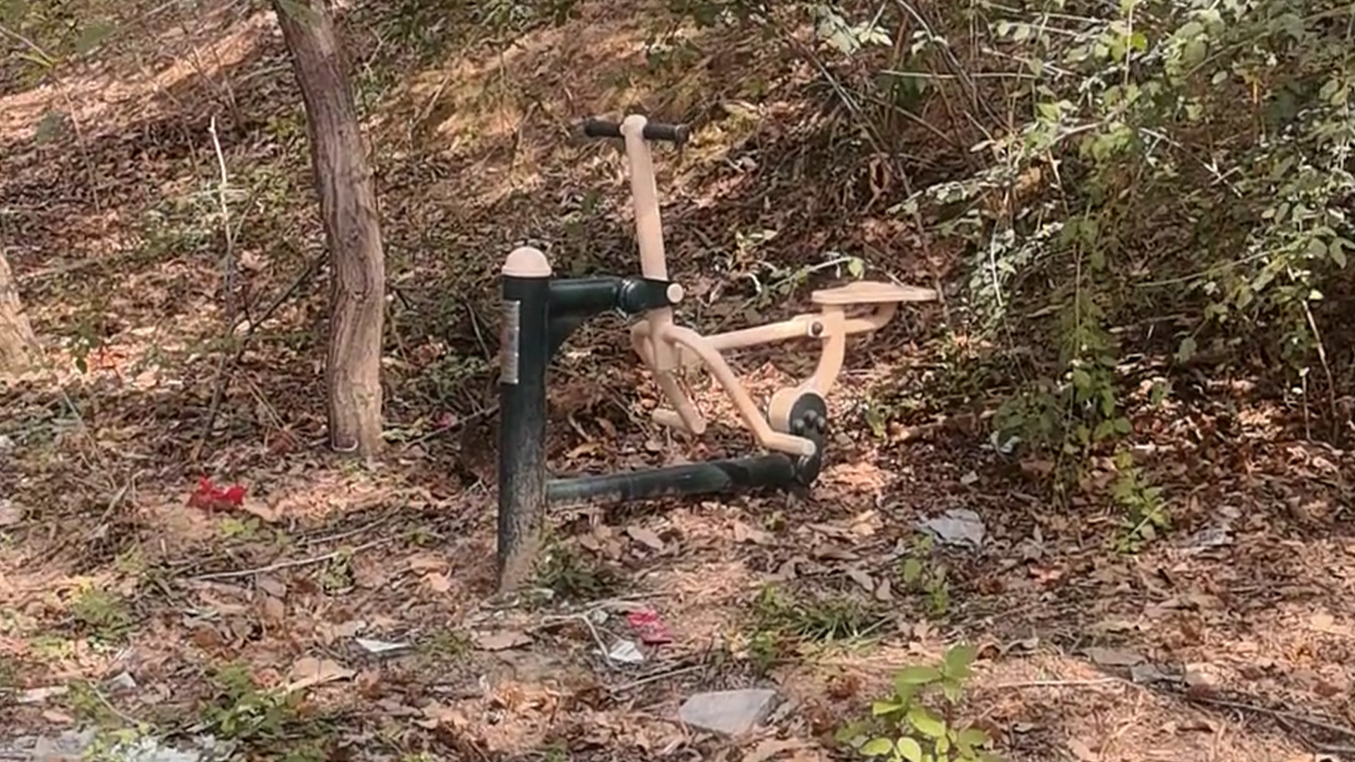 “健身器材安装在荒郊野地”被质疑浪费资源，当地通报：将拆除并重新选址