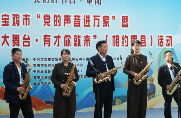 萨克斯表演。