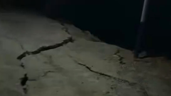 西藏巴青7.0级地震，地面出现明显裂缝