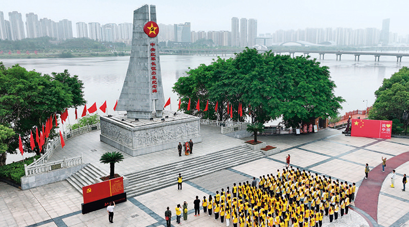 参加研学活动的学生在江西于都中央红军长征出发纪念碑前参加纪念活动（2026 年 4 月 16 日摄） 万象摄 / 本刊