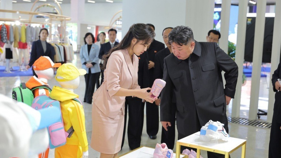 金正恩携女视察服装鞋展：轻工业部门要优先发展产品图案