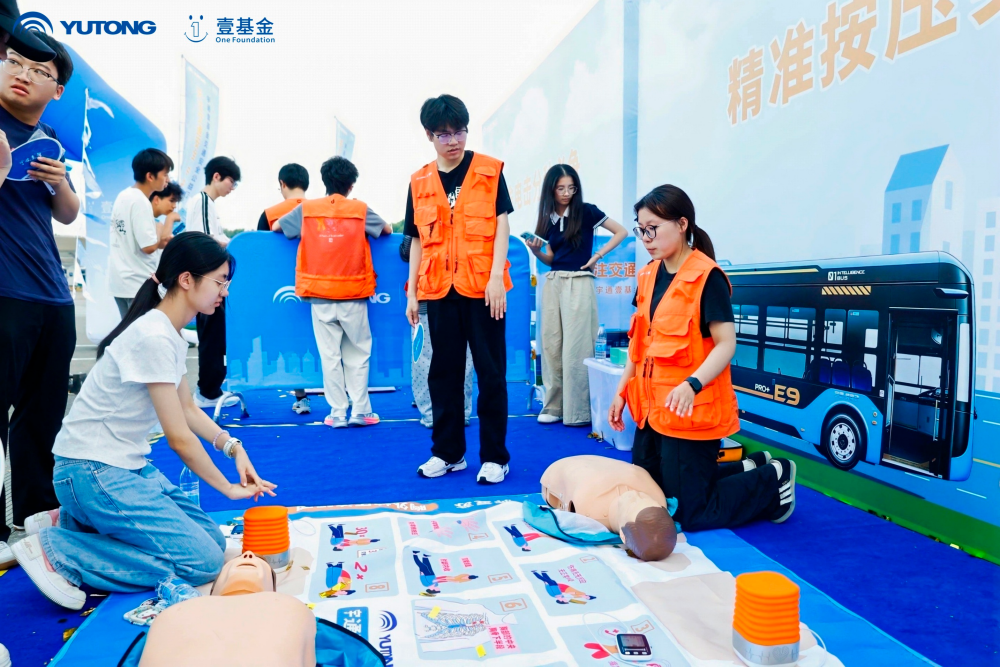 活动现场向公众普及安全急救知识