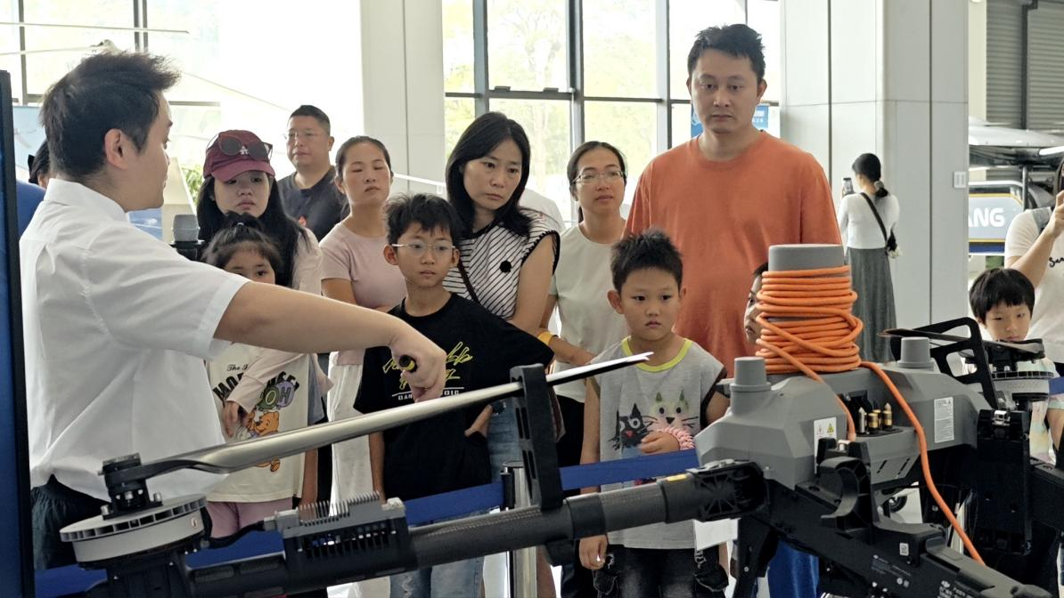 探秘低空科技,筑梦美好未来——西乡街道流塘社区开展亲子研学实践活动