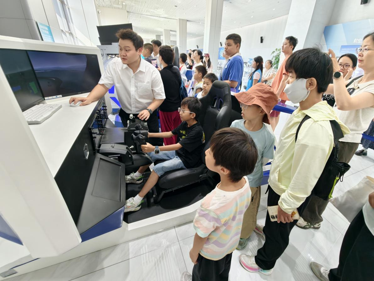 探秘低空科技,筑梦美好未来——西乡街道流塘社区开展亲子研学实践活动
