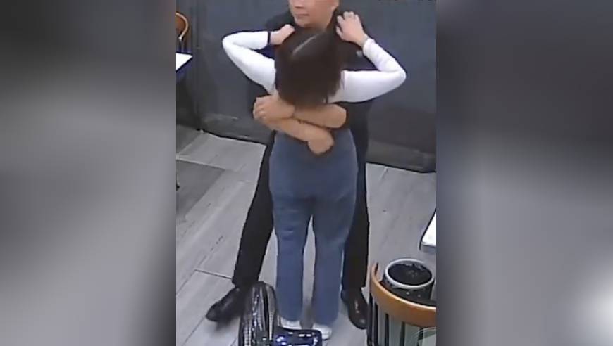 本想热情表达爱意，结果妻子瞬间蹲地站不起来，丈夫愧疚：万万没想到抱一下也会骨折