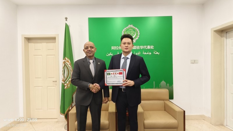 曾佳文拜会阿拉伯国家联盟驻华大使法赫米 获授中阿友好经济文化交流使者