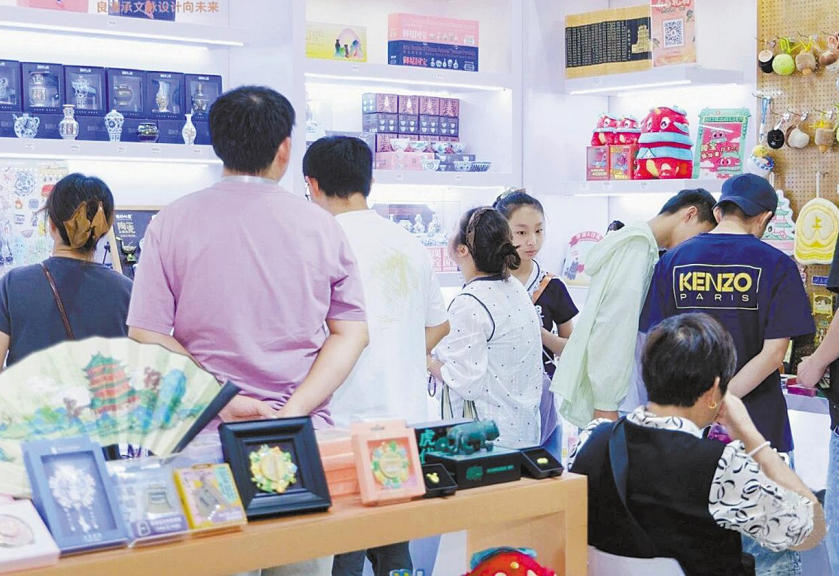 “南昌礼物”展区吸引众多参观者