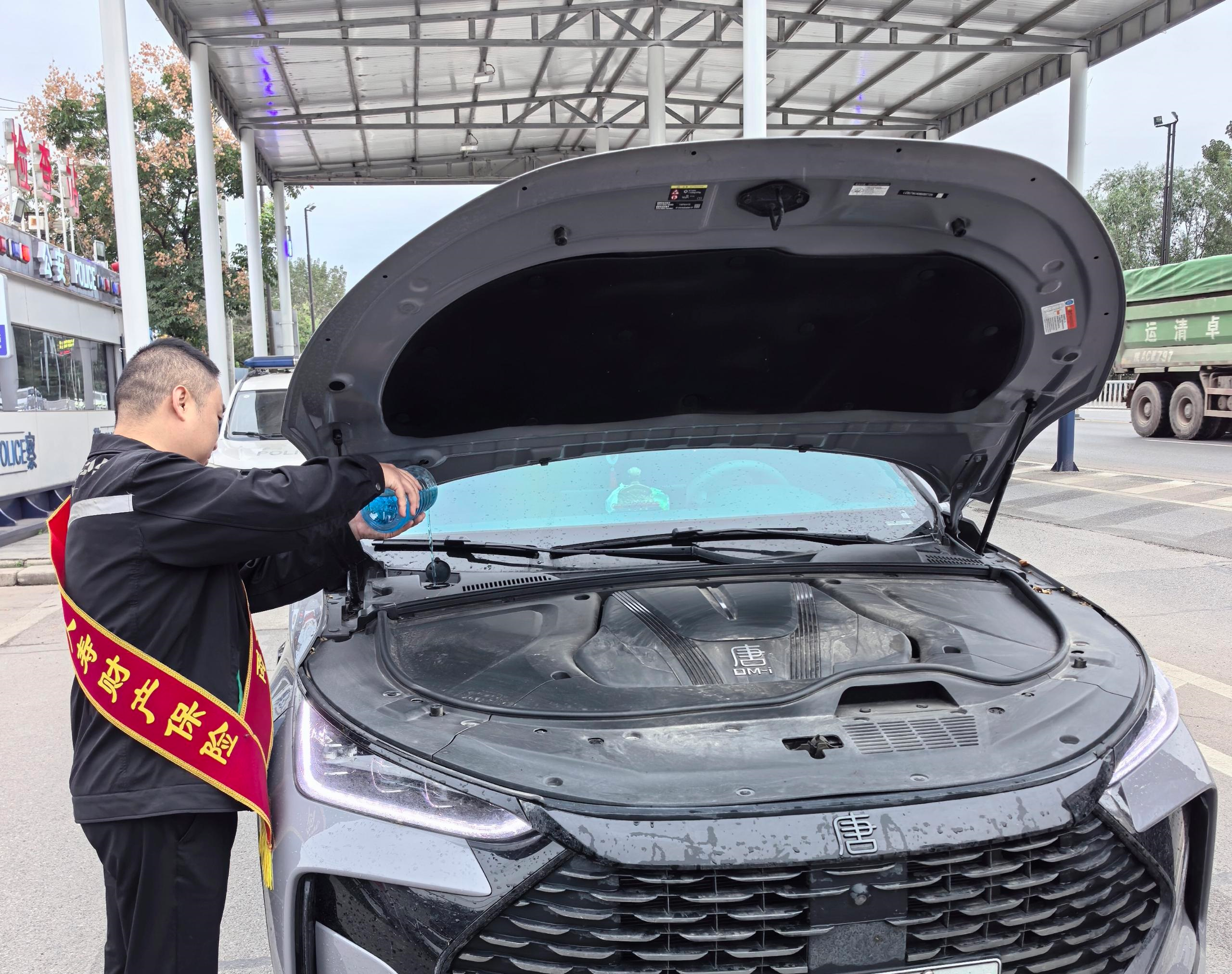警保联动护国庆 暖心服务伴出行——国寿财险渭南中支全力守护节日平安路
