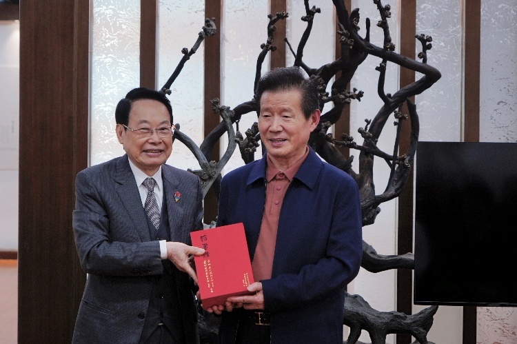 萧晖荣教授赠书言恭达