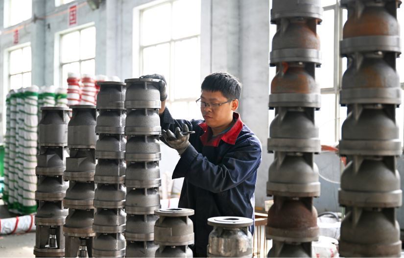 10月19日,位于临城经济开发区的河北普乐泵业科技有限公司工人在组装水泵。