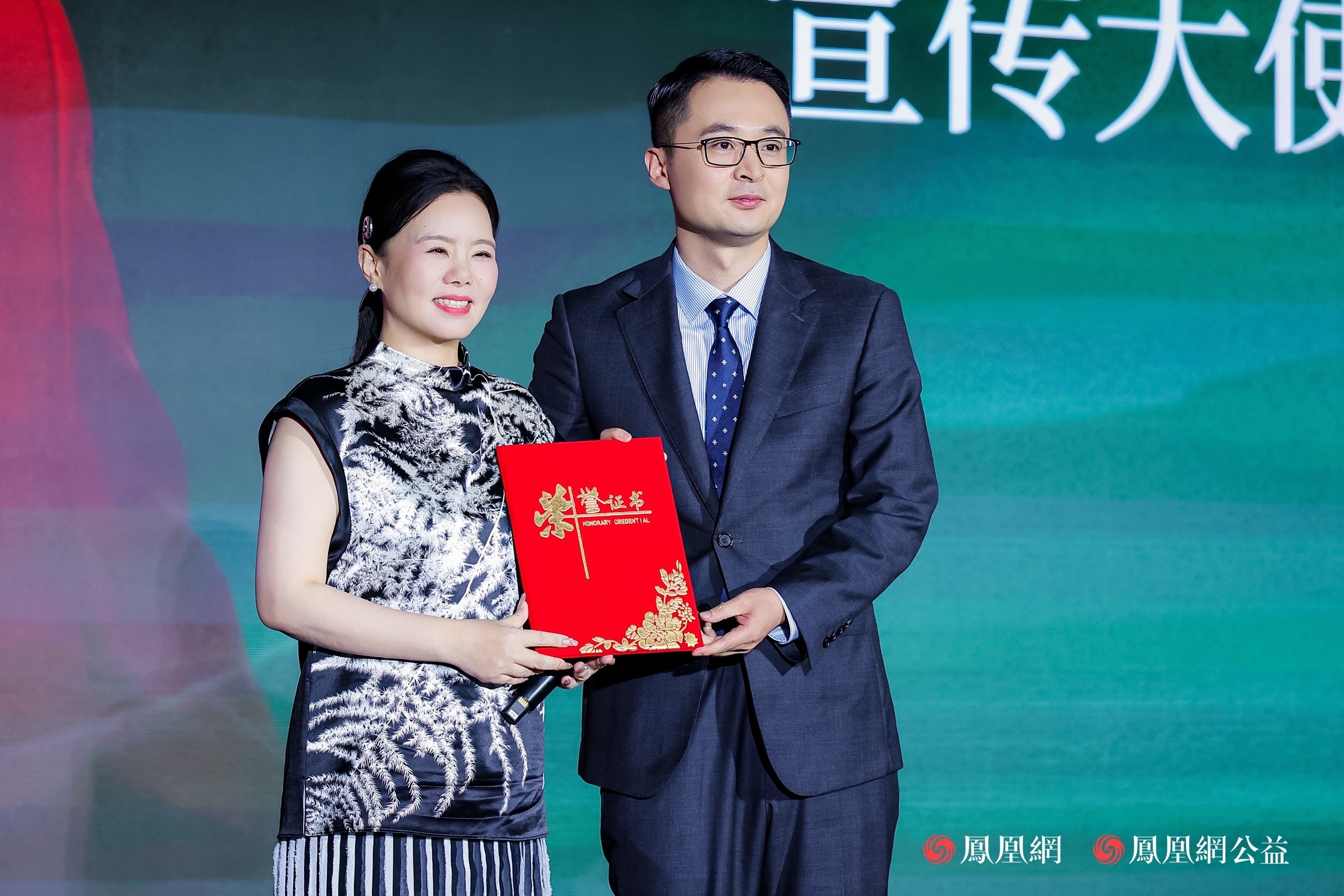 龚琳娜与中国妇女发展基金会“天才妈妈”公益项目结对