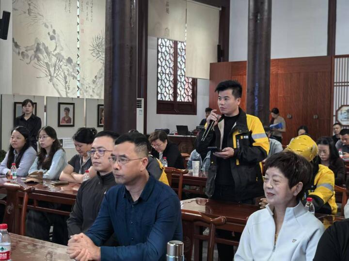 美团外卖骑手在道德讲堂的“谈感悟”环节发言
