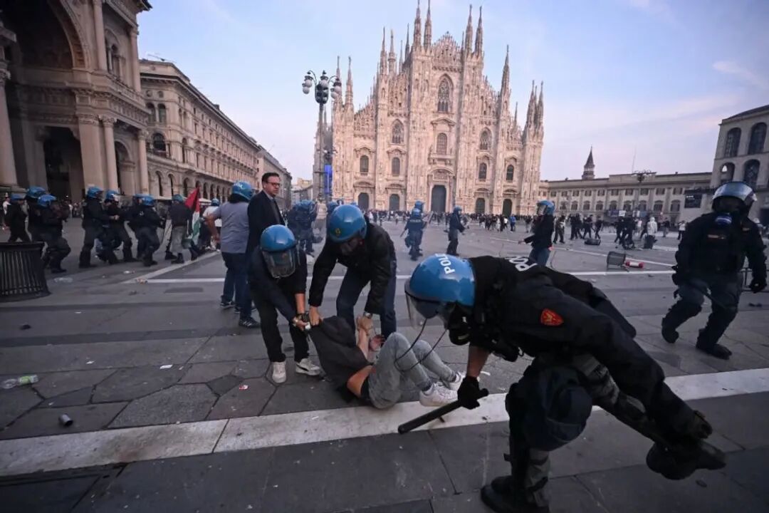 ▎10月17日意大利米兰，示威者在大教堂广场参加由“意大利走上街头”（Italia in Piazza）运动组织的反政府抗议活动，并与警方发生冲突。图源：法新社