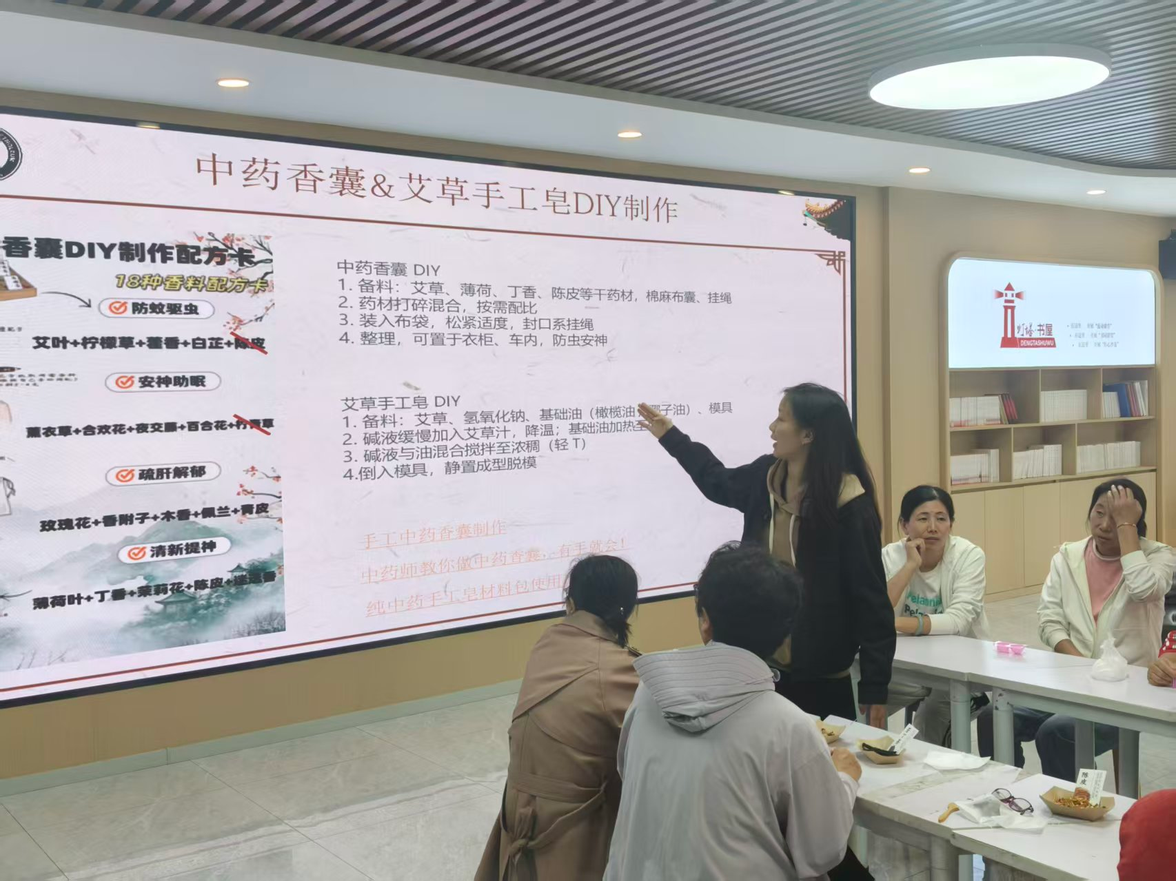 西海岸新区薛家岛街道:情暖夕阳 手作安康 ——新港山路社区开展尊老敬老主题活动