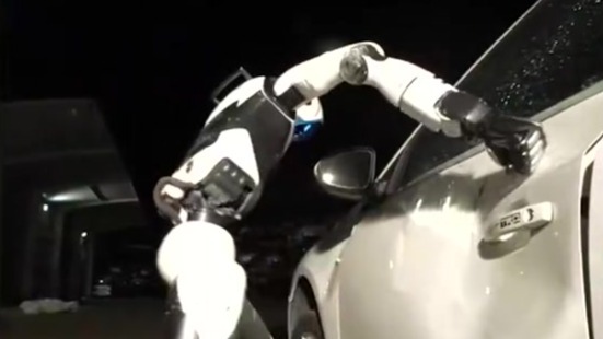 拳接白刃、脚踢车门，宇树功夫机器人很能打
