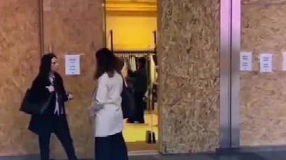 【欧洲商铺为防0元购加装栅栏木板 】预计周末又将发生大规模骚乱,因担