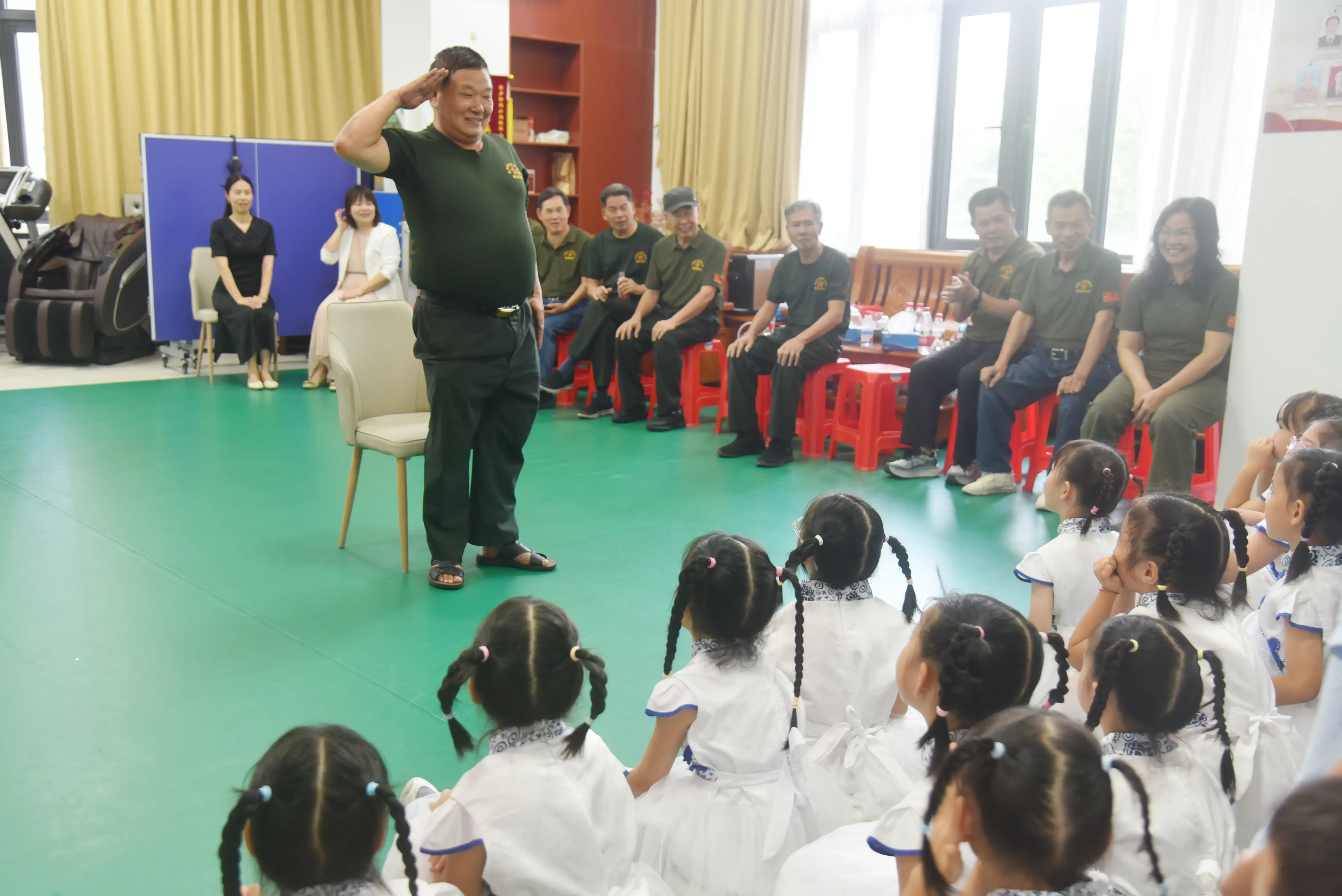 重阳敬老兵,童心传薪火——西乡街道退役军人服务站携手阳光海幼儿园开展重阳节主题教育活动