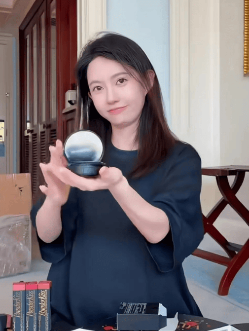 演员白宇疑似当爸，与女友刘萌萌爱情长跑12年
