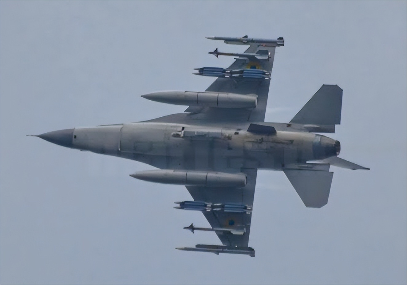 【乌克兰F-16挂载GBU-39小直径炸弹】