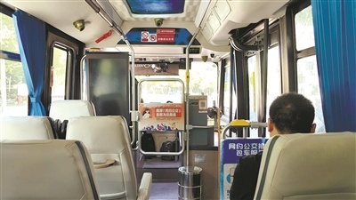 网约公交车内干净整洁、座椅舒适，群众出行体验感好。