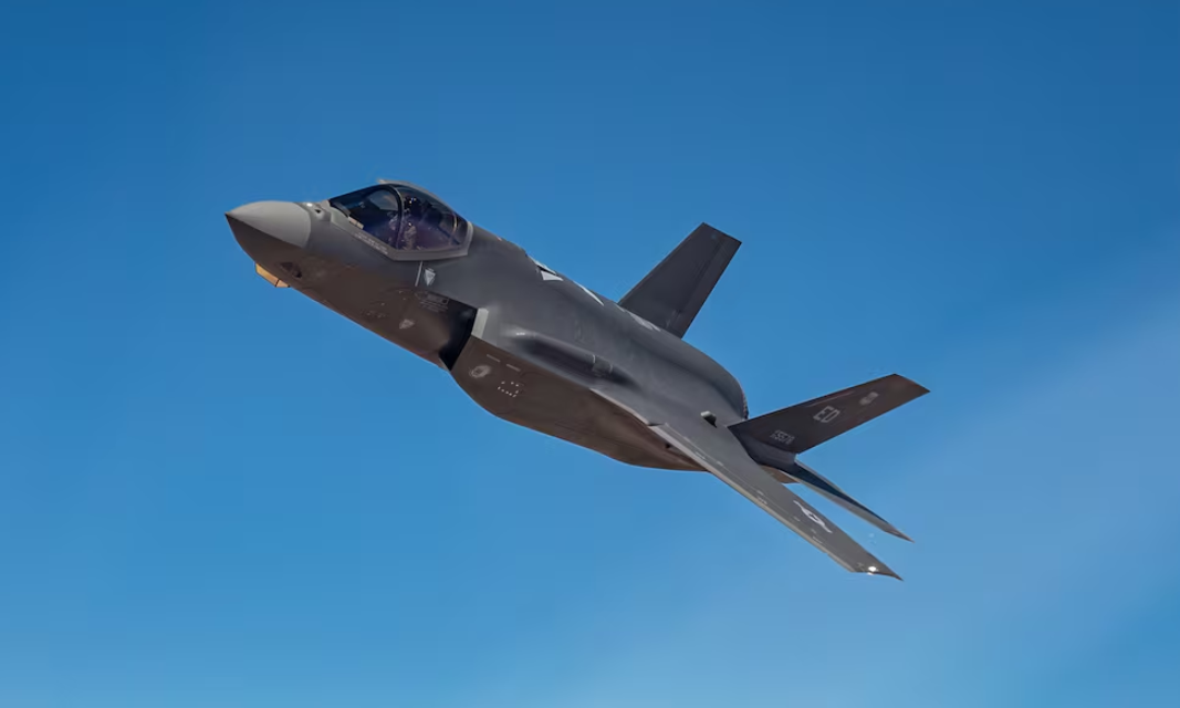 美国政府问责局（GAO）近期发布报告显示，美军F-35“闪电II”联合攻击战斗机机队战备状况持续走低，2025财年仅有25%的战机具备完整任务执行能力，整体战备水平深陷低迷。