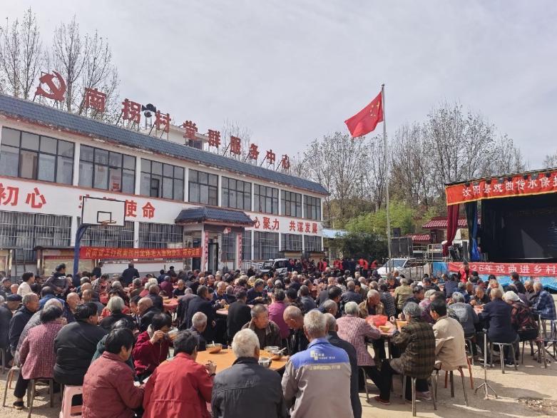 南拐村重阳饺子宴现场一片热闹气氛