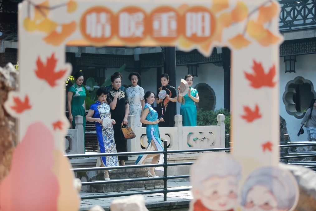 2024年10月11日，在江苏省扬州市何园景区，何园社区的老年时装模特队队员在走秀。新华社发（孟德龙　摄）
