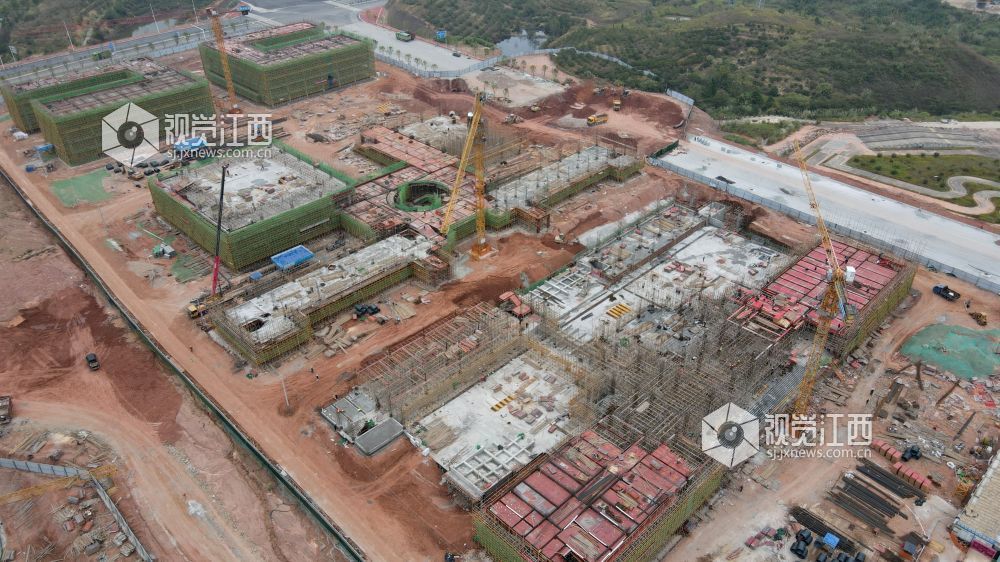 2026年10月22日,江西遂川高铁新区遂川中学(二部)项目建设正酣,施工现场机械轰鸣,多栋建筑同步推进主体施工。